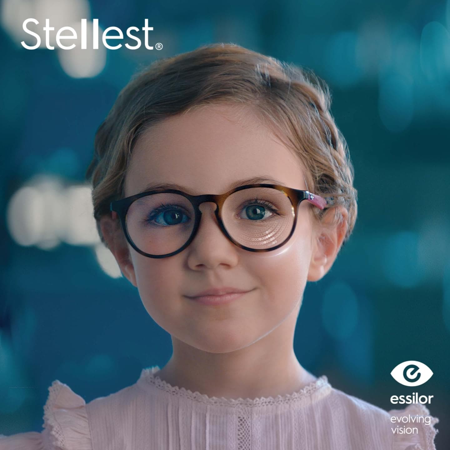 Enfant portant des verres Essilor Stellest